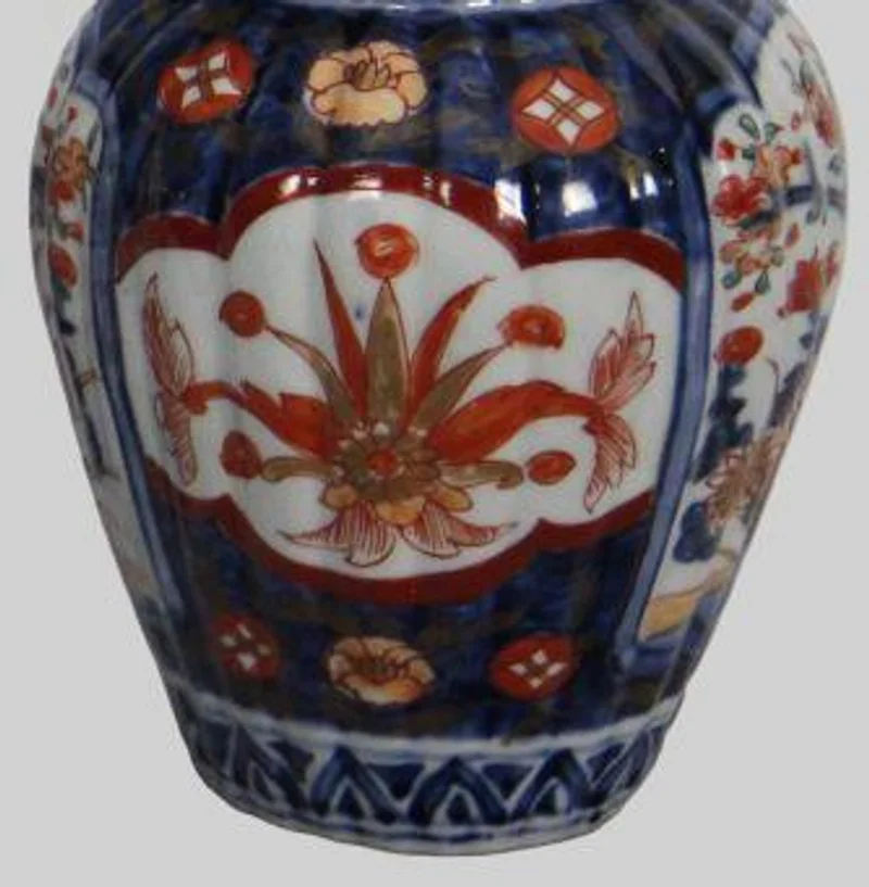 Paar Imari dekselvaasjes - Porselein › Vazen - €135.00 - Paar Imari dekselvaasjes met dubbel decor op de buik.
21cm hoog, diameter 11cm.
Vroege 20e eeuw.