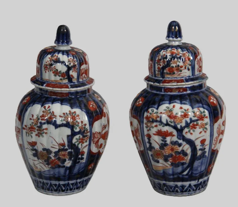 Paar Imari dekselvaasjes - Porselein › Vazen - €135.00 - Paar Imari dekselvaasjes met dubbel decor op de buik.
21cm hoog, diameter 11cm.
Vroege 20e eeuw.