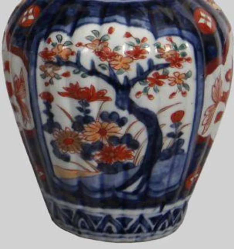Paar Imari dekselvaasjes - Porselein › Vazen - €135.00 - Paar Imari dekselvaasjes met dubbel decor op de buik.
21cm hoog, diameter 11cm.
Vroege 20e eeuw.