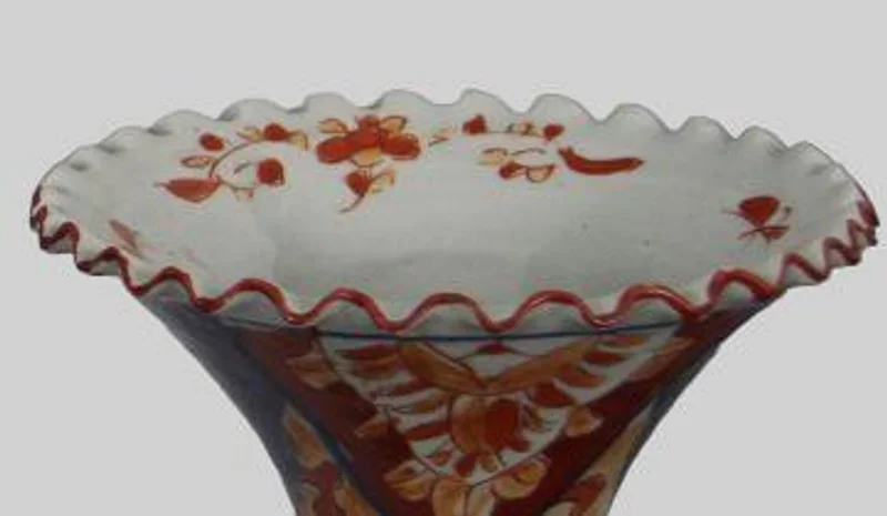 Paar Imari vazen - Porselein › Vazen - €265.00 - Paar Imari vazen met reliëffiguren op de buik.
37cm hoog.
Vroege 20e eeuw