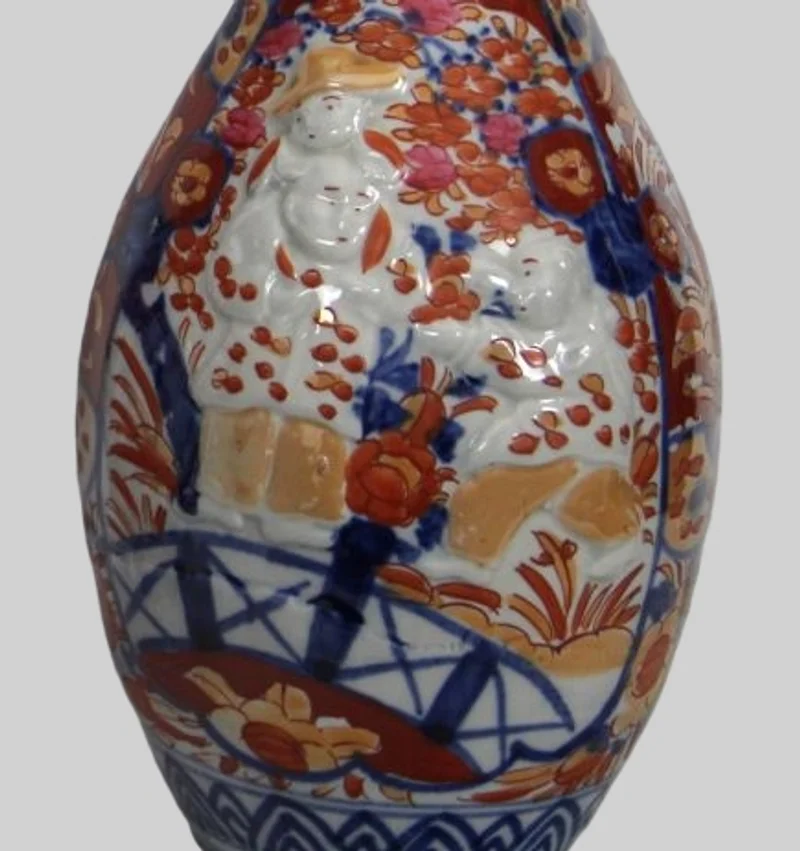 Paar Imari vazen - Porselein › Vazen - €265.00 - Paar Imari vazen met reliëffiguren op de buik.
37cm hoog.
Vroege 20e eeuw