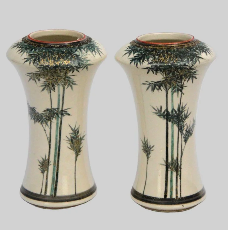 Paar Japanse siervaasjes - Porselein › Vazen - €165.00 - Paar porseleinen siervaasjes met twee verschillende decors van bamboe.
Japanse merktekens.
18cm hoog
Vroege 20e eeuw