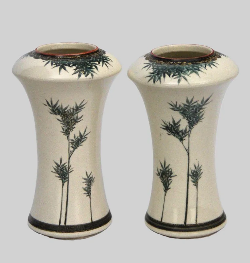 Paar Japanse siervaasjes - Porselein › Vazen - €165.00 - Paar porseleinen siervaasjes met twee verschillende decors van bamboe.
Japanse merktekens.
18cm hoog
Vroege 20e eeuw