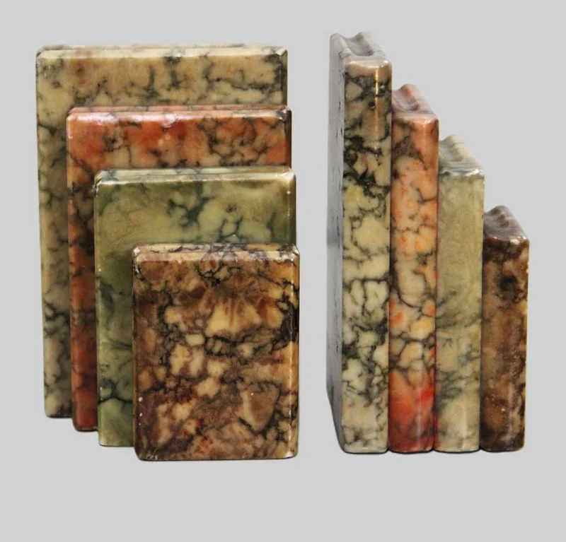 Paar marmer boekensteunen - Diversen › Varia - €125.00 - Paar kleine boekensteunen in de vorm van een boekenrij met diverse marmersoorten.
14cm hoog, 6.5cm breed per steun.