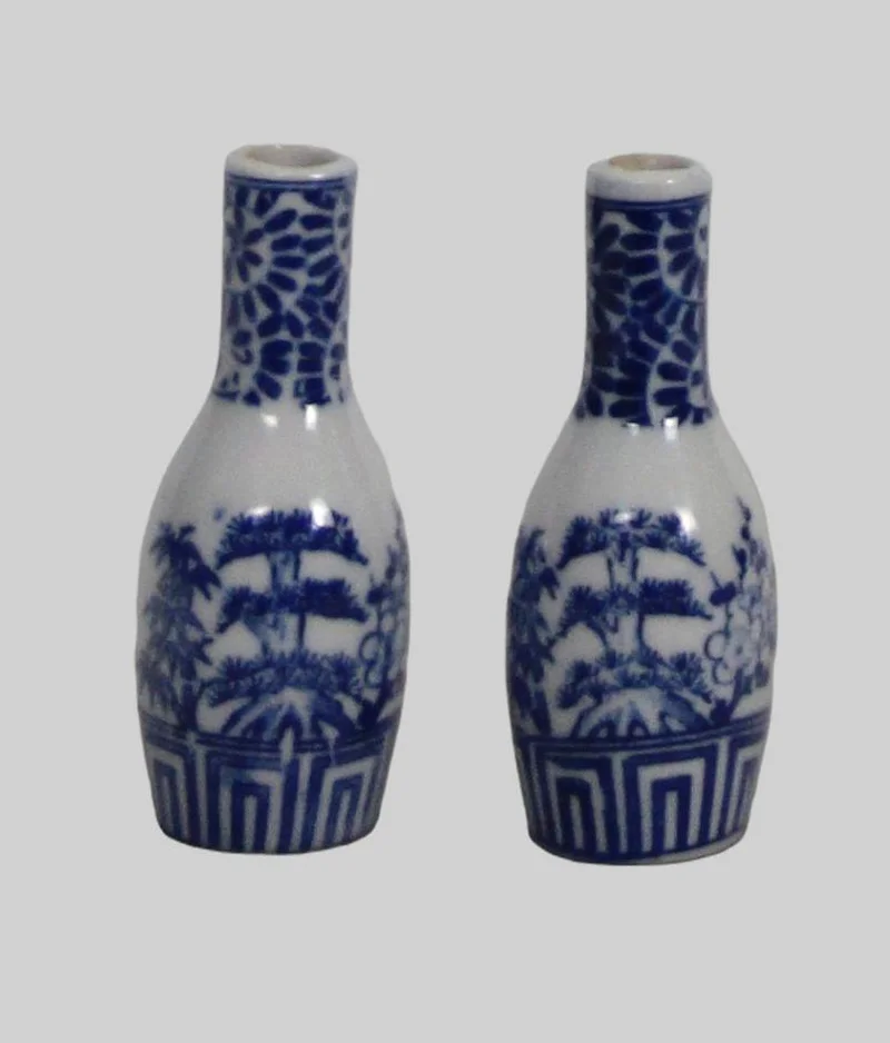 Paar miniatuurvaasjes - Porselein › Vazen - €35.00 - Paar miniatuurvaasjes Imari, met blauw-wit decor.
8cm hoog
Vroege 20e eeuw