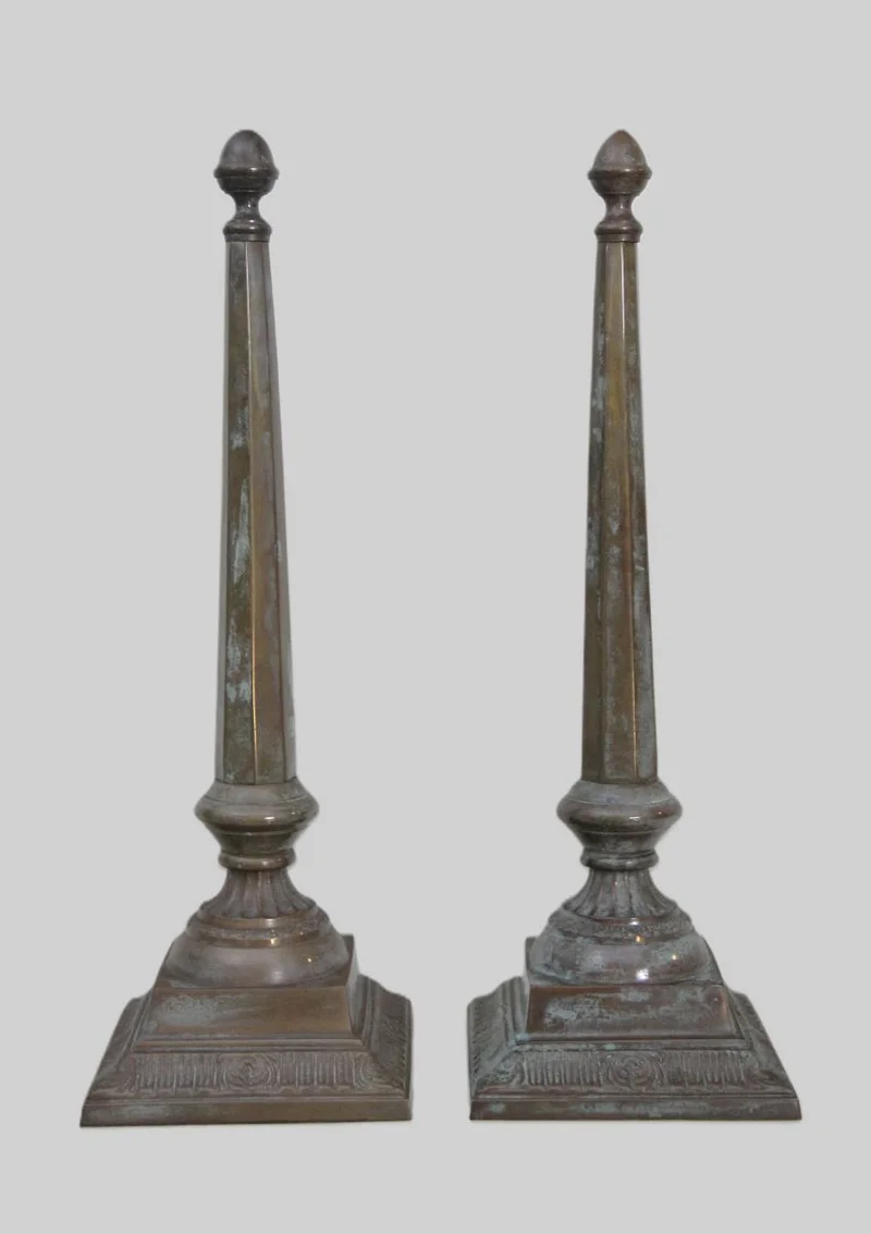 Paar obelisken - Diversen › Varia - Paar tafelsierstukken in een vrije interpretatie van obelisken. Verbronsd koper.
36cm hoog, 11.5cm vierkante voet.
19e eeuw