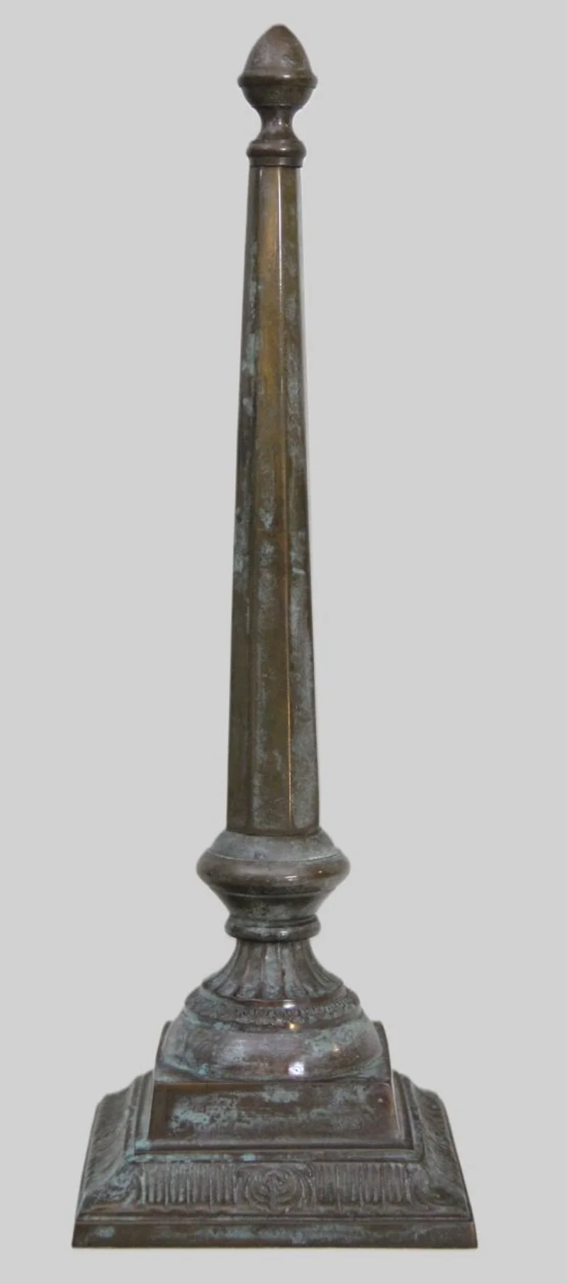 Paar obelisken - Diversen › Varia - Paar tafelsierstukken in een vrije interpretatie van obelisken. Verbronsd koper.
36cm hoog, 11.5cm vierkante voet.
19e eeuw