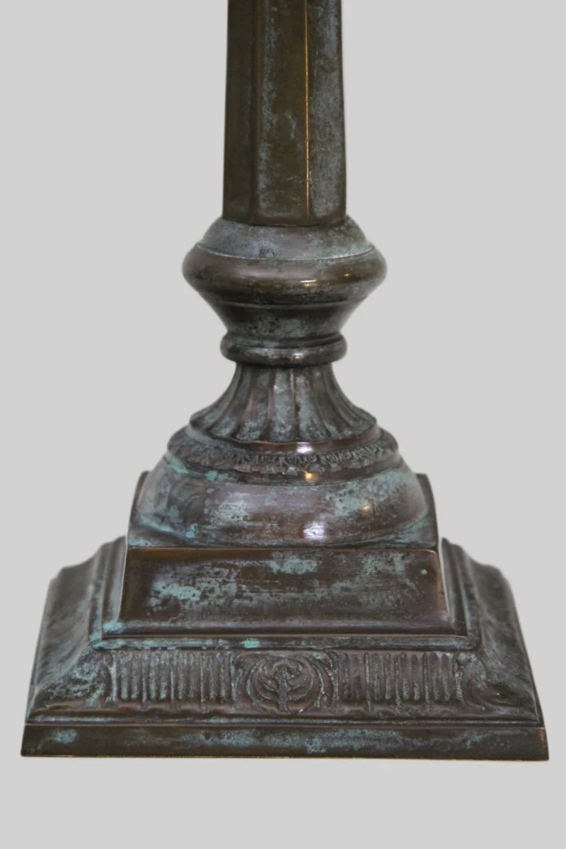 Paar obelisken - Diversen › Varia - Paar tafelsierstukken in een vrije interpretatie van obelisken. Verbronsd koper.
36cm hoog, 11.5cm vierkante voet.
19e eeuw