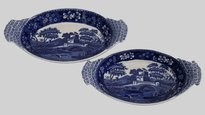 Paar ovale schoteltjes - Porselein › Serviesgoed - €30.00 - Paar ovale schoteltjes met opstaande rand.
Gemerkt Spode Copeland, decor "Tower".
25x14cm en 22x12cm.
Eerste helft 20e eeuw.