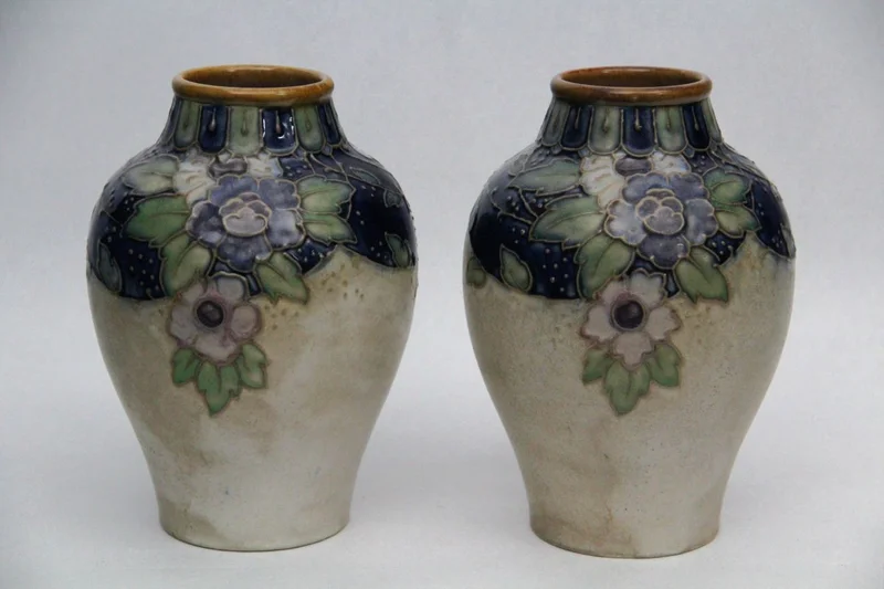 Paar Royal Doulton vaasjes - Porselein › Vazen - €225.00 - Paar Royal Doulton vaasjes.
Gemerkt met stempel voor de periode 1922/1927
20cm hoog