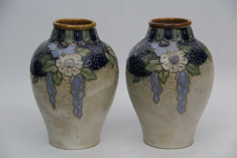 Paar Royal Doulton vaasjes - Porselein › Vazen - €225.00 - Paar Royal Doulton vaasjes.
Gemerkt met stempel voor de periode 1922/1927
20cm hoog