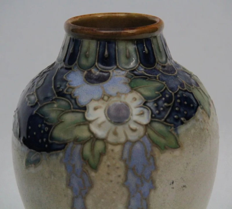 Paar Royal Doulton vaasjes - Porselein › Vazen - €225.00 - Paar Royal Doulton vaasjes.
Gemerkt met stempel voor de periode 1922/1927
20cm hoog