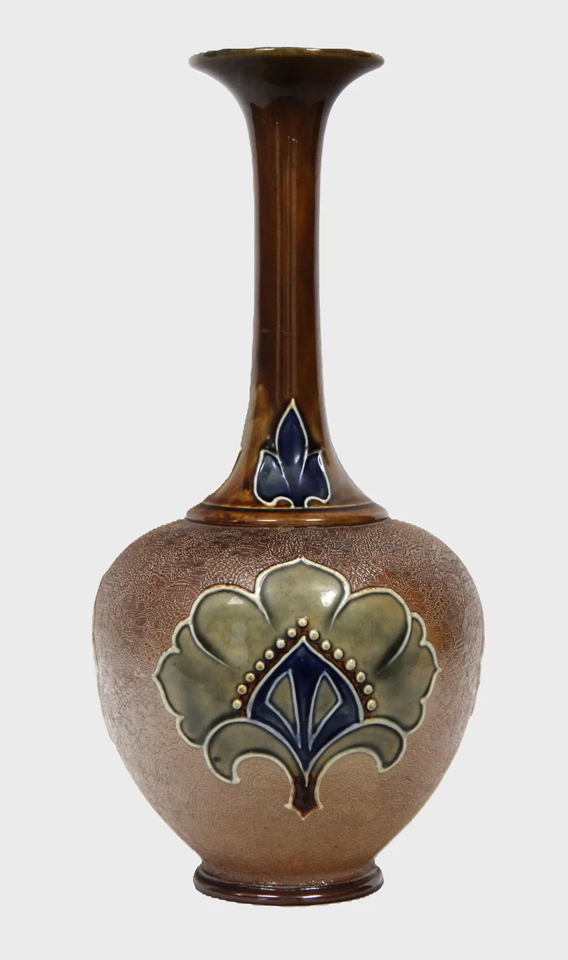 Paar Royal Doulton vazen (1) - Porselein › Vazen - €495.00 - Eén van een paar steelvazen. Gemerkt Royal Doulton.
Datummerk 1902-1936
41cm hoog, 19cm diameter

Prijs voor het paar