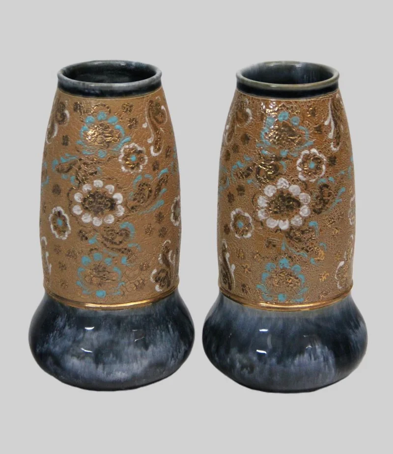 Paar Royal Doulton vazen (2) - Porselein › Vazen - €185.00 - Paar vazen in overwegend bruinblauwe kleuren.
10cm diameter, 19cm hoog
Gemerkt Royal Doulton 1922-1956