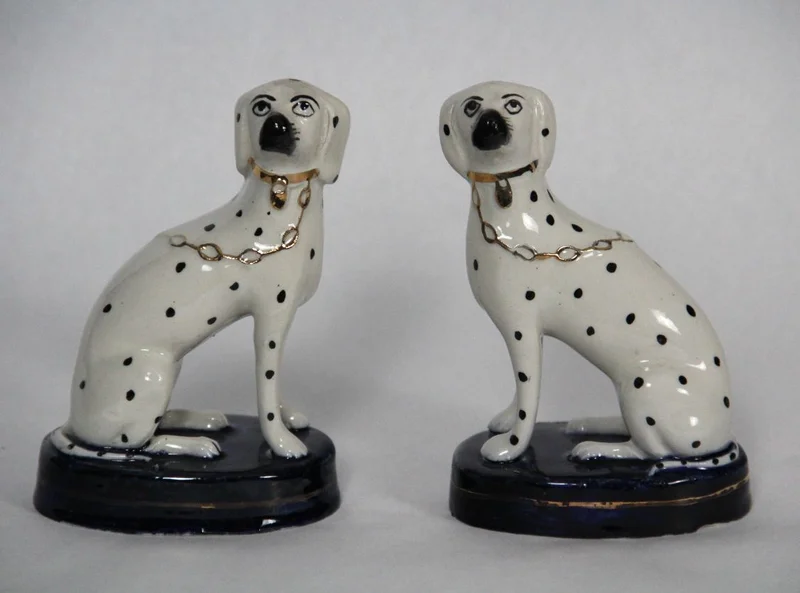 Paar Staffordshire hondjes - Porselein › Figuren - €50.00 - Een koppel typische Staffordshire dalmatiërs op een cobaltblauw voetje.
13cm hoog
19e eeuw