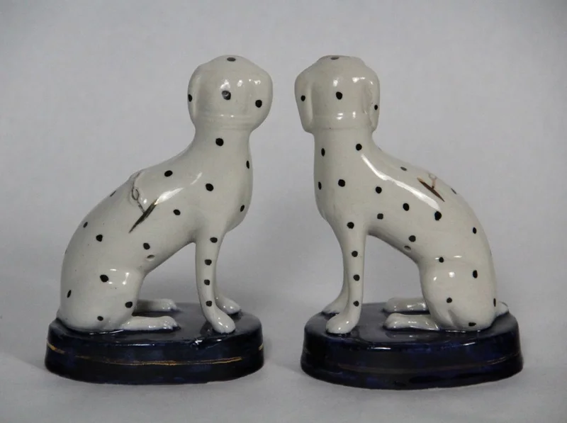 Paar Staffordshire hondjes - Porselein › Figuren - €50.00 - Een koppel typische Staffordshire dalmatiërs op een cobaltblauw voetje.
13cm hoog
19e eeuw
