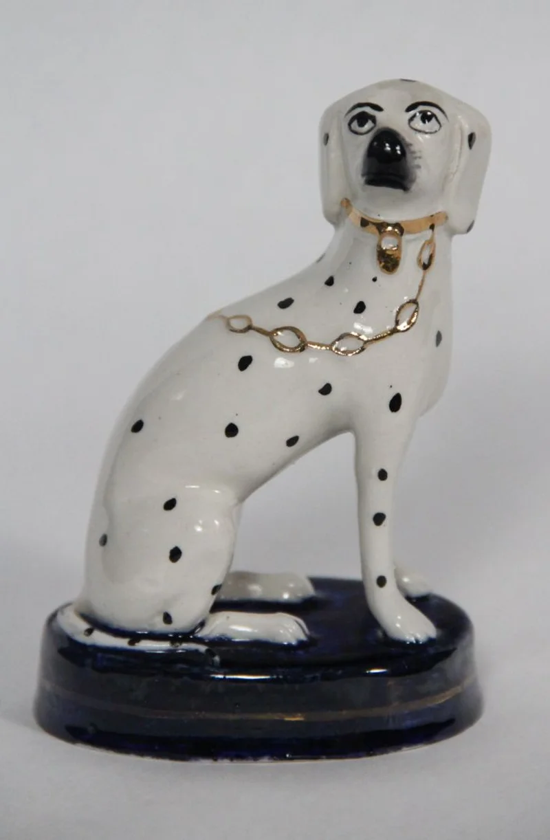 Paar Staffordshire hondjes - Porselein › Figuren - €50.00 - Een koppel typische Staffordshire dalmatiërs op een cobaltblauw voetje.
13cm hoog
19e eeuw