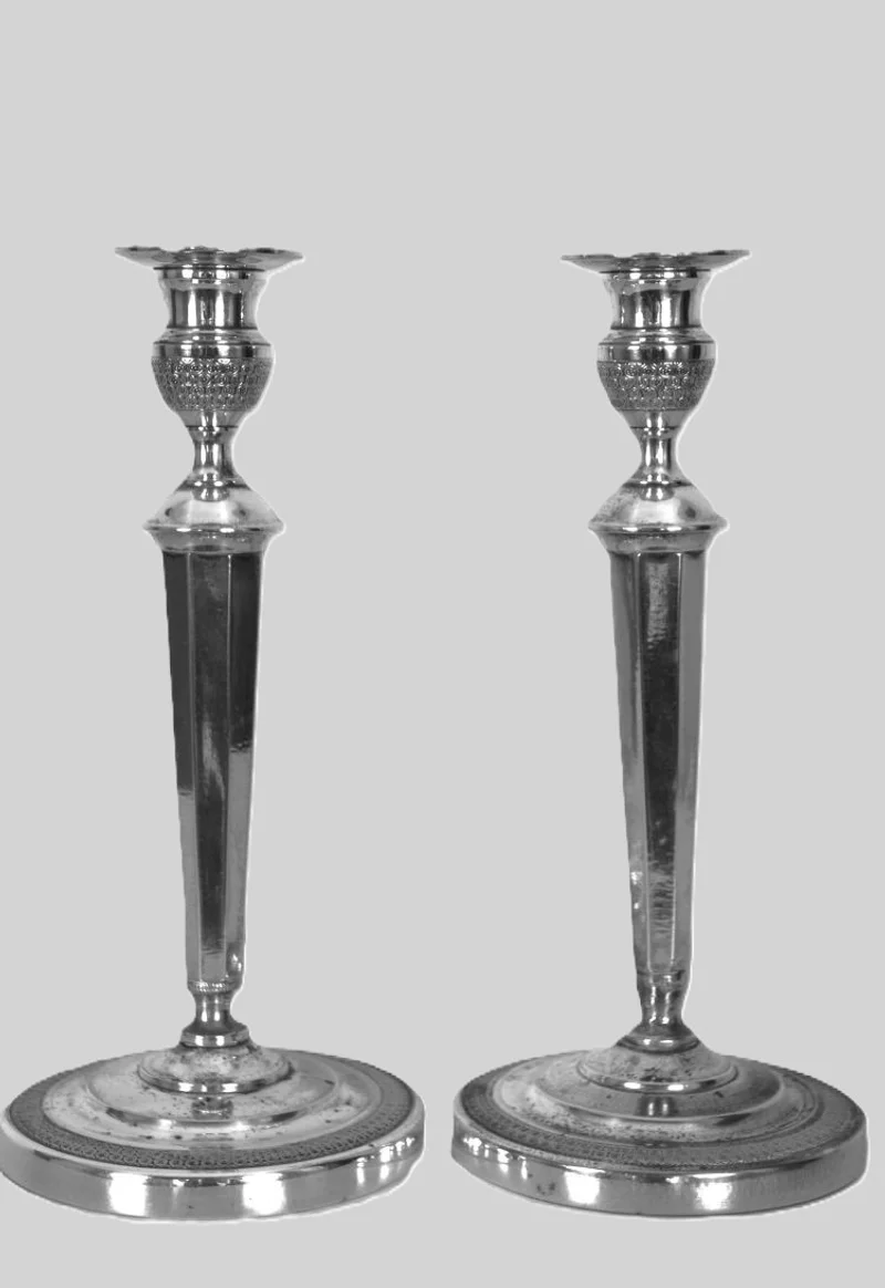 Paar verzilverde kandelaars - Zilver › Kandelaars - €95.00 - Paar verzilverde kandelaars op ronde voet.
27.5cm hoog, 13cm diameter voet.
Eind 19e/begin 20e eeuw