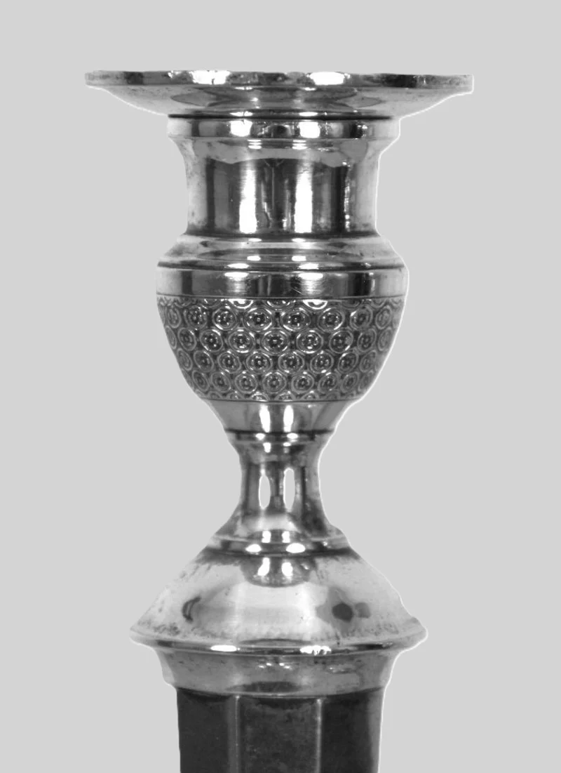 Paar verzilverde kandelaars - Zilver › Kandelaars - €95.00 - Paar verzilverde kandelaars op ronde voet.
27.5cm hoog, 13cm diameter voet.
Eind 19e/begin 20e eeuw
