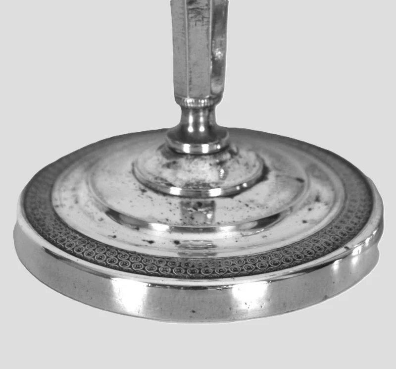 Paar verzilverde kandelaars - Zilver › Kandelaars - €95.00 - Paar verzilverde kandelaars op ronde voet.
27.5cm hoog, 13cm diameter voet.
Eind 19e/begin 20e eeuw