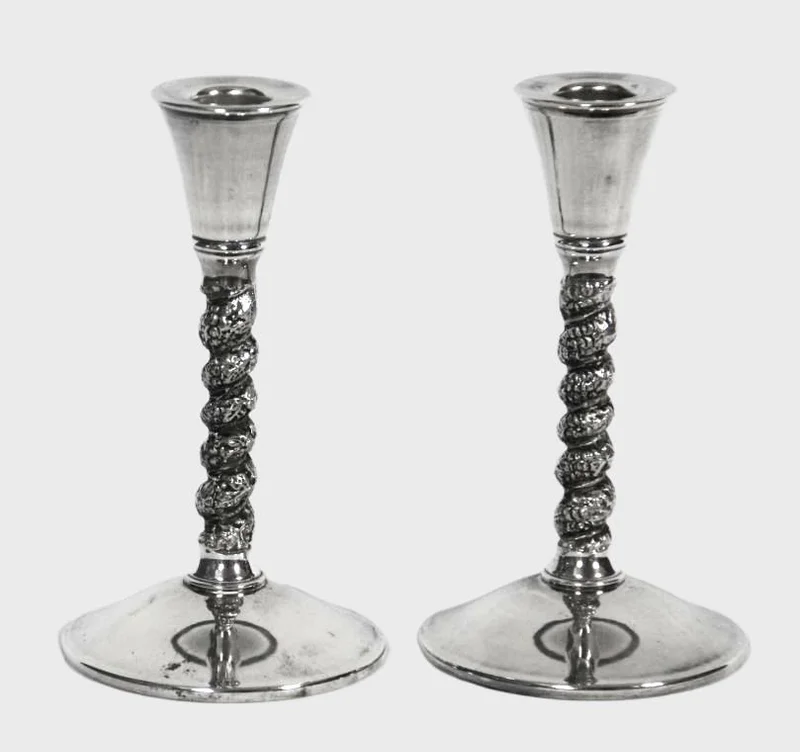 Paar verzilverde kandelaartjes - Zilver › Kandelaars - Een paar kandelaartjes op getorste stam.
Onderaan gemerkt "Siverplate"
8cm diameter van de voet; 14.5cm hoog.
Vroege 20e eeuw