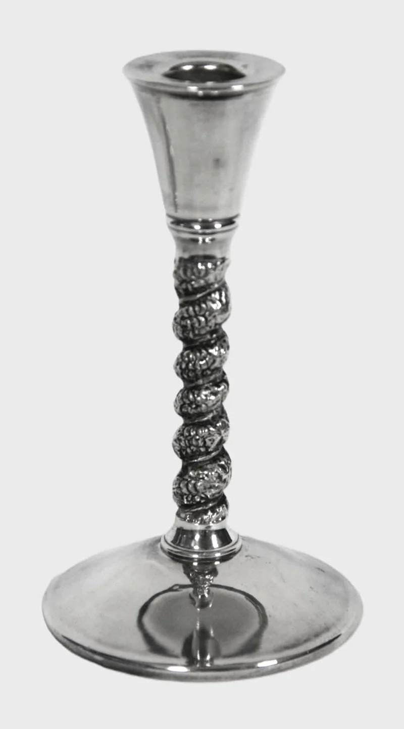 Paar verzilverde kandelaartjes - Zilver › Kandelaars - Een paar kandelaartjes op getorste stam.
Onderaan gemerkt "Siverplate"
8cm diameter van de voet; 14.5cm hoog.
Vroege 20e eeuw