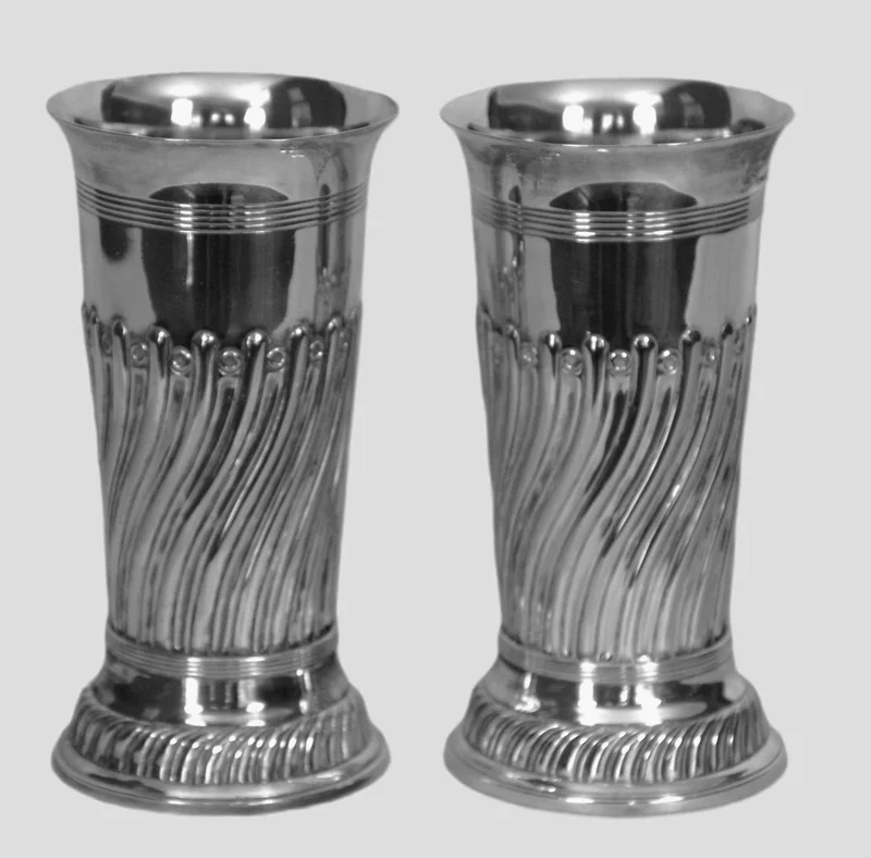 Paar verzilverde vaasjes - Zilver › Diversen - Paar verzilverde vaasjes.
Gemerkt: Robert Belk
18cm hoog, 10cm diameter
1902-1920

Ook afzonderlijk te koop.
Prijs per paar