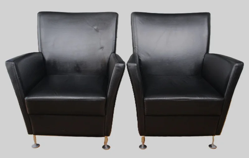 Paar vintage leder zetels Hurup - Meubel › Zitmeubels - €1500.00 - Paar zwartleder zetels op verchroomd potenstel. Volledig oorspronkelijke bekleding, oorspronkelijk satinet onder de zetels en oorspronkelijke logo's.
75cm breed, 65cm diep en 90cm hoog.
Ca 1980