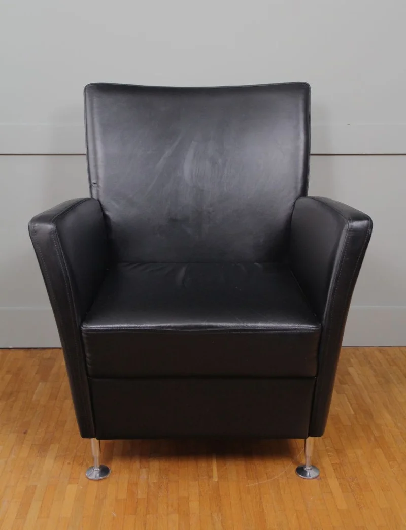 Paar vintage leder zetels Hurup - Meubel › Zitmeubels - €1500.00 - Paar zwartleder zetels op verchroomd potenstel. Volledig oorspronkelijke bekleding, oorspronkelijk satinet onder de zetels en oorspronkelijke logo's.
75cm breed, 65cm diep en 90cm hoog.
Ca 1980