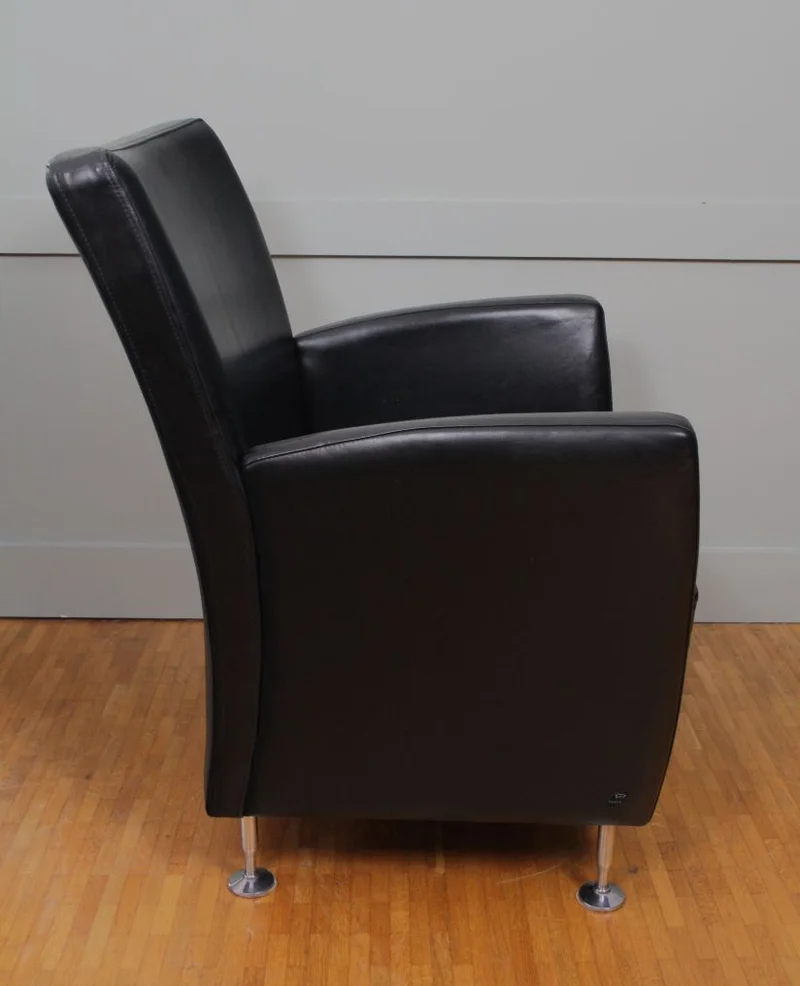 Paar vintage leder zetels Hurup - Meubel › Zitmeubels - €1500.00 - Paar zwartleder zetels op verchroomd potenstel. Volledig oorspronkelijke bekleding, oorspronkelijk satinet onder de zetels en oorspronkelijke logo's.
75cm breed, 65cm diep en 90cm hoog.
Ca 1980