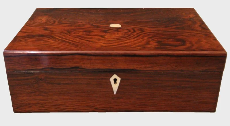 Palissander doos - Diversen › Dozen en kistjes - €125.00 - Kistje in palissanderhout met parelmoer inleg rond sleutelgat en midden in deksel.
19e eeuw
35 x 23cm   11.5cm hoog