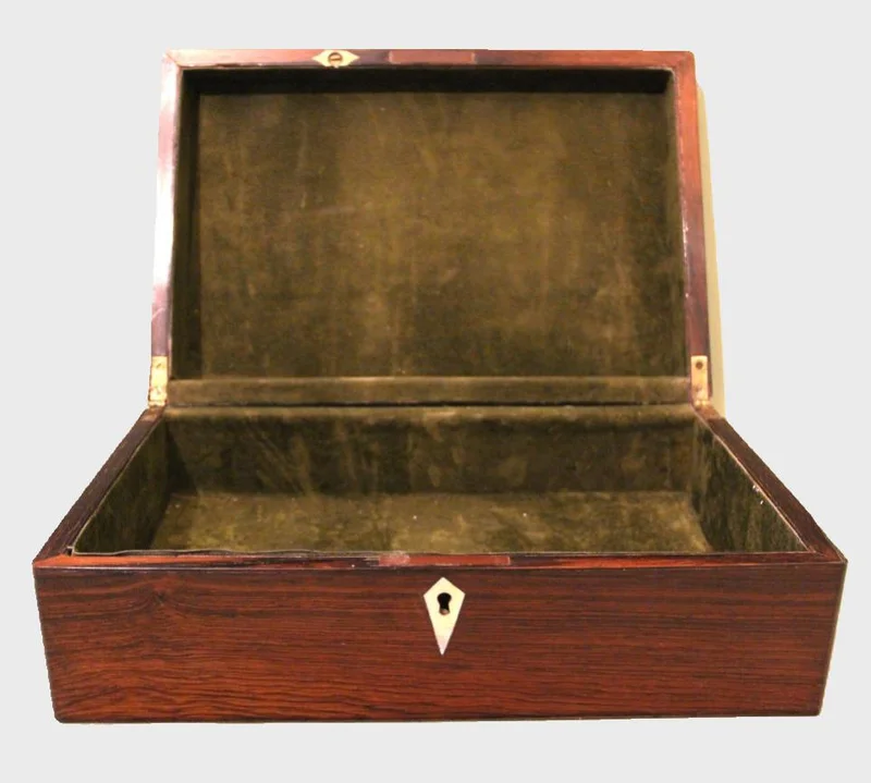 Palissander doos - Diversen › Dozen en kistjes - €125.00 - Kistje in palissanderhout met parelmoer inleg rond sleutelgat en midden in deksel.
19e eeuw
35 x 23cm   11.5cm hoog