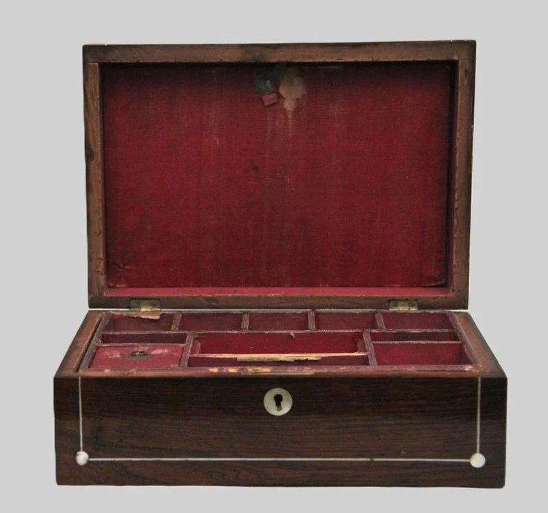 Palissander naaidoos - Diversen › Dozen en kistjes - €150.00 - Naaidoos met oorspronkelijke binnenverdeling in twee lagen. Palissander hout met zilver filet en parelmoer ingelegd op deksel en voorkant.
25 x 17cm, 10cm hoog.
Georgean tijdperk, ca 1820