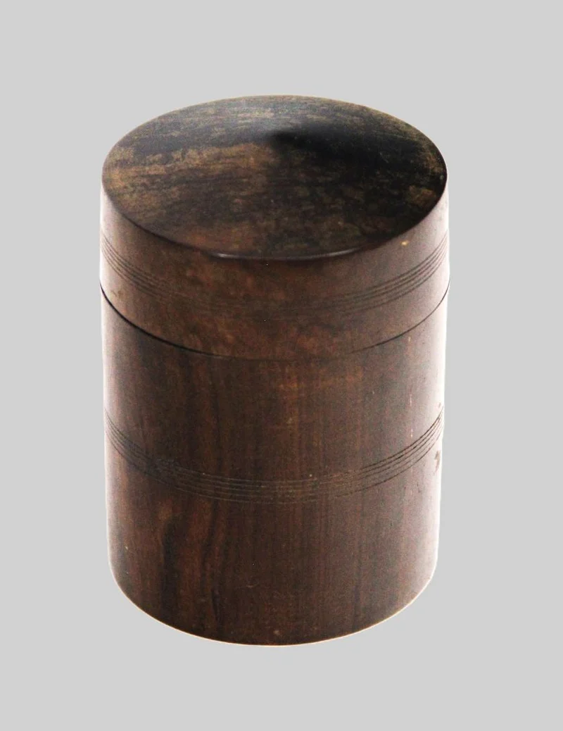 Palissander theedoos - Diversen › Dozen en kistjes - €65.00 - Kleine ronde theedoos in palissanderhout.
8cm diameter, 11cm hoog
Victoriaanse periode, ca 1880