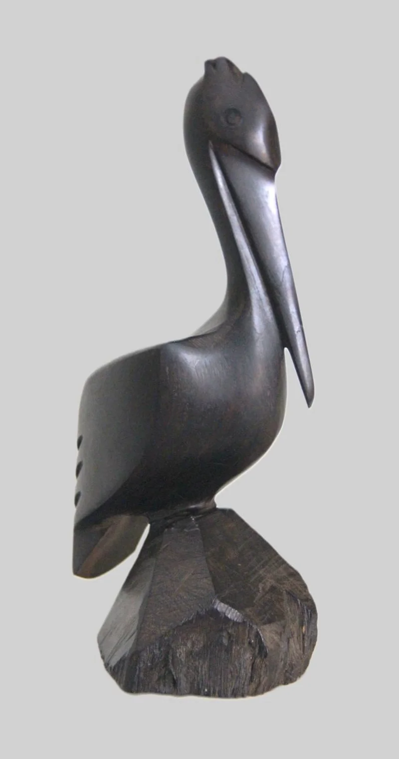 Pelikaan in ebbenhout - Diversen › Figuren - €95.00 - Sculptuur van een zittende pelikaan.
Gesneden in ebbenhout.
19.5cm hoog
