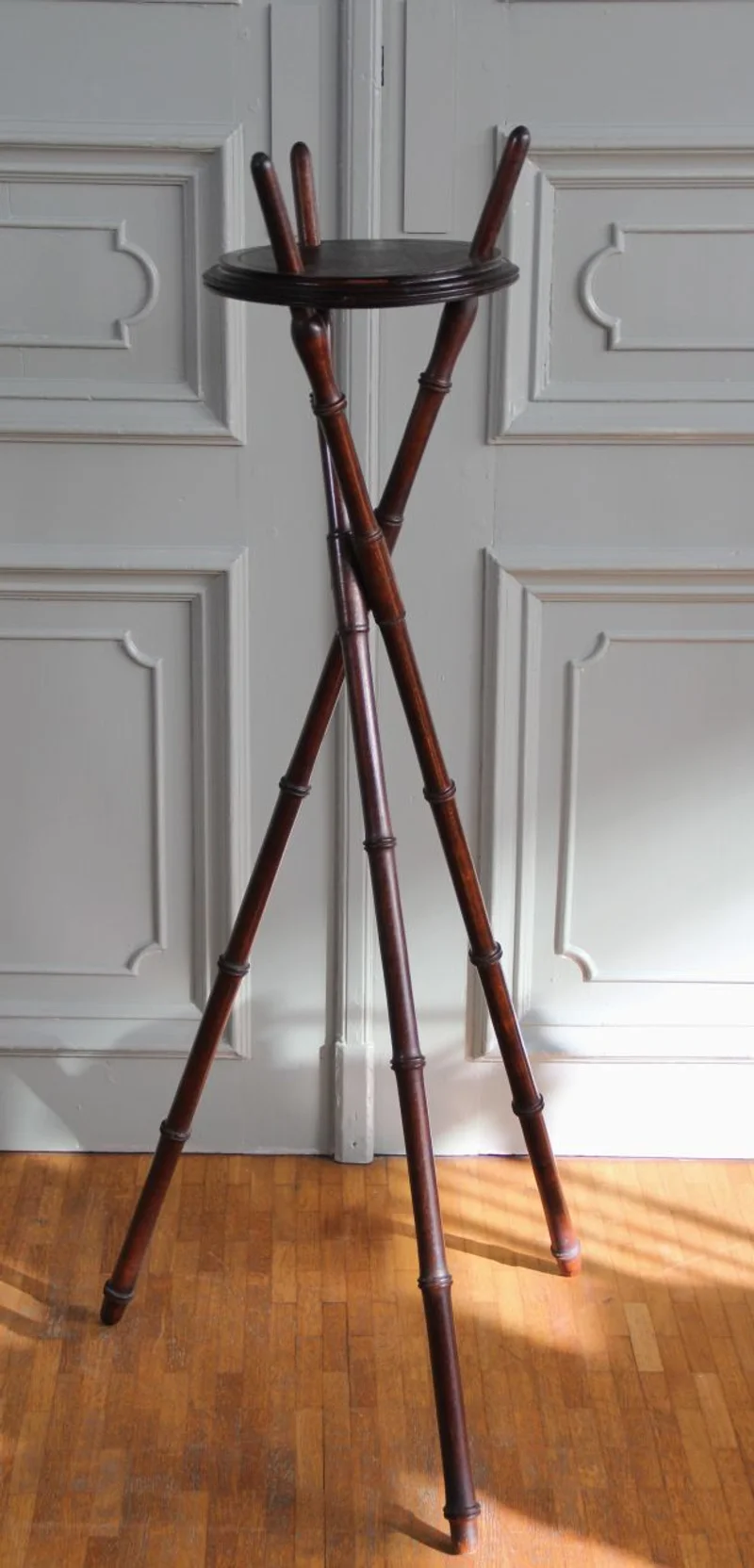 Plantenstaander - Meubel › Bijzetmeubel - €120.00 - Opvouwbare bloempotstaander in mahonie gekleurd beukenhout en in vorm van imitatie bamboe.
109cm hoog; 25cm diameter
19e eeuw