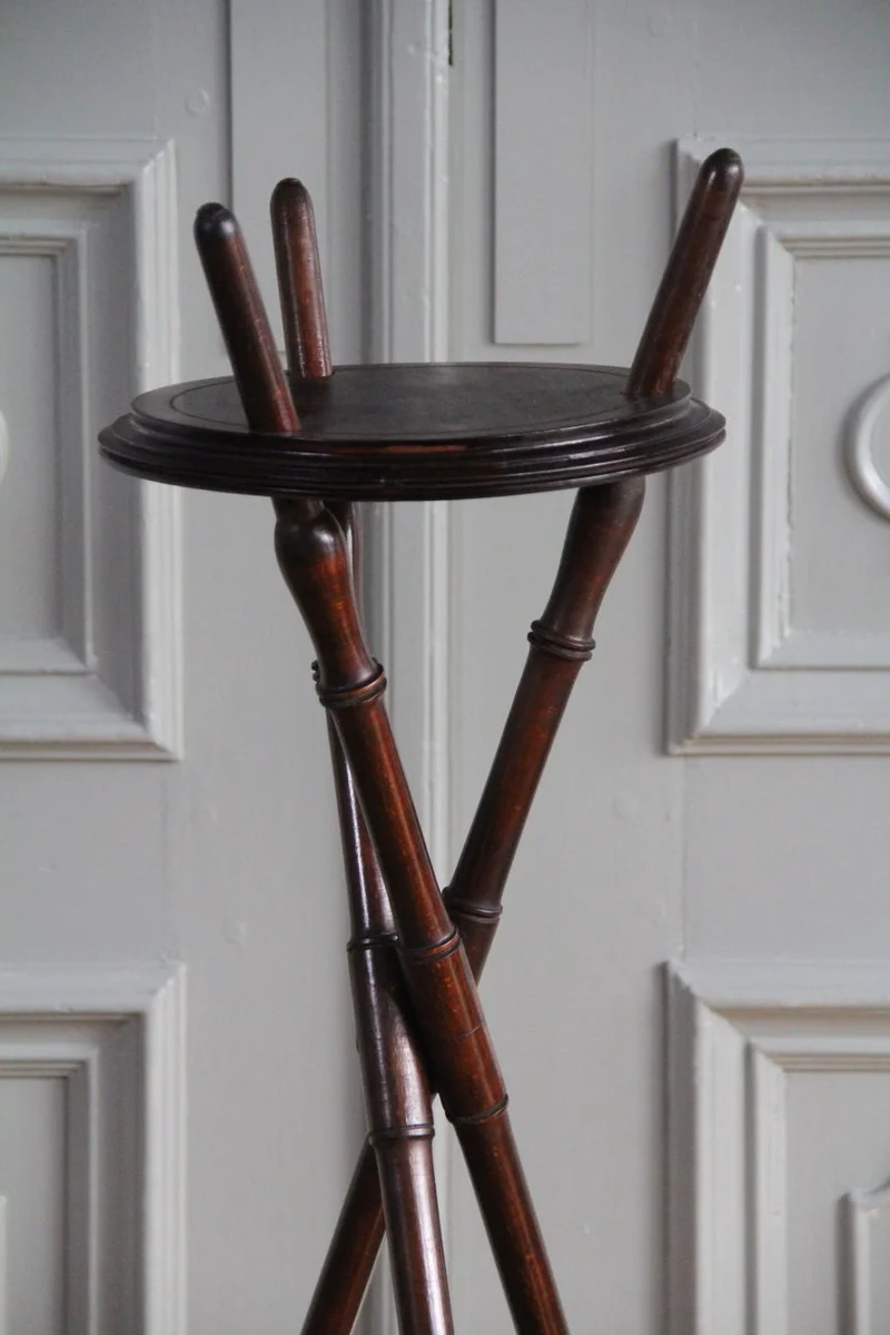 Plantenstaander - Meubel › Bijzetmeubel - €120.00 - Opvouwbare bloempotstaander in mahonie gekleurd beukenhout en in vorm van imitatie bamboe.
109cm hoog; 25cm diameter
19e eeuw