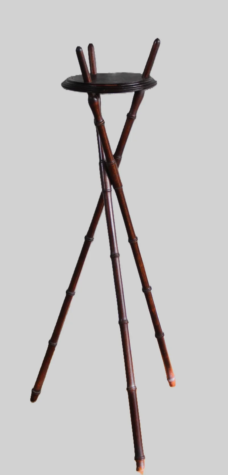 Plantenstaander - Meubel › Bijzetmeubel - €120.00 - Opvouwbare bloempotstaander in mahonie gekleurd beukenhout en in vorm van imitatie bamboe.
109cm hoog; 25cm diameter
19e eeuw