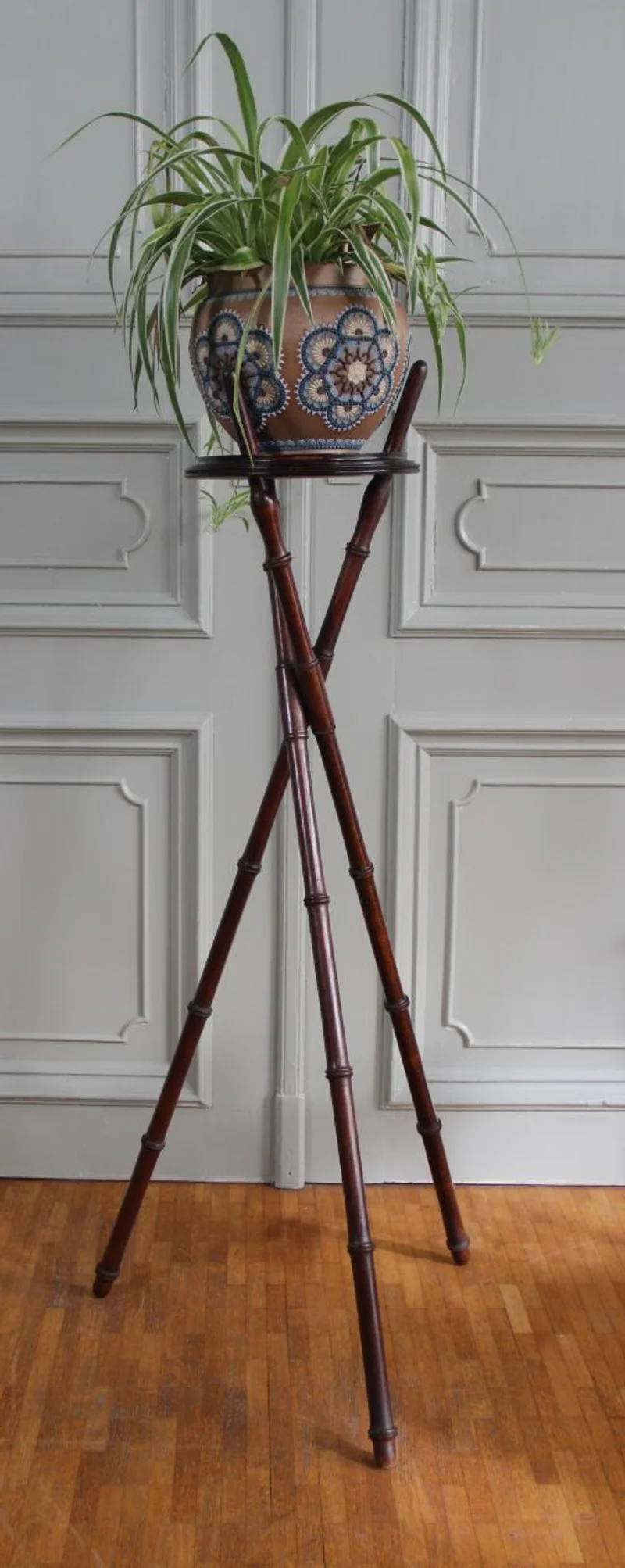 Plantenstaander - Meubel › Bijzetmeubel - €120.00 - Opvouwbare bloempotstaander in mahonie gekleurd beukenhout en in vorm van imitatie bamboe.
109cm hoog; 25cm diameter
19e eeuw