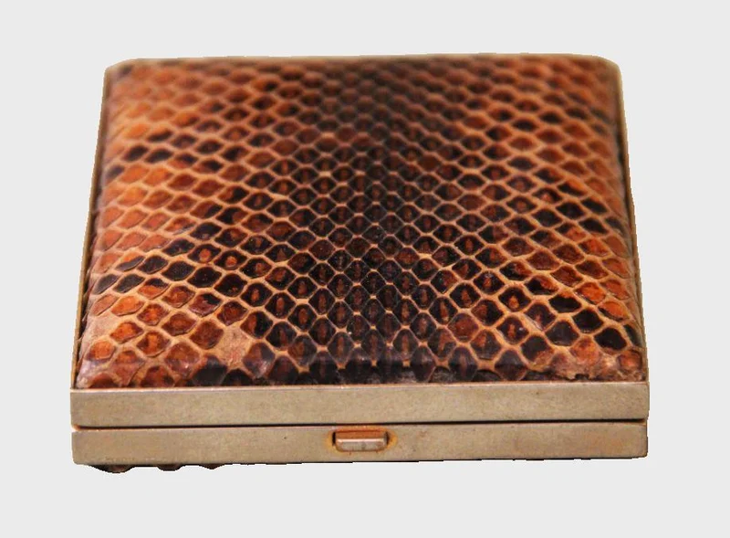 Poederdoos met leder - Diversen › Dozen en kistjes - Poederdoos in verchroomd metaal en leder.
9.5 x 8cm
1930-1950