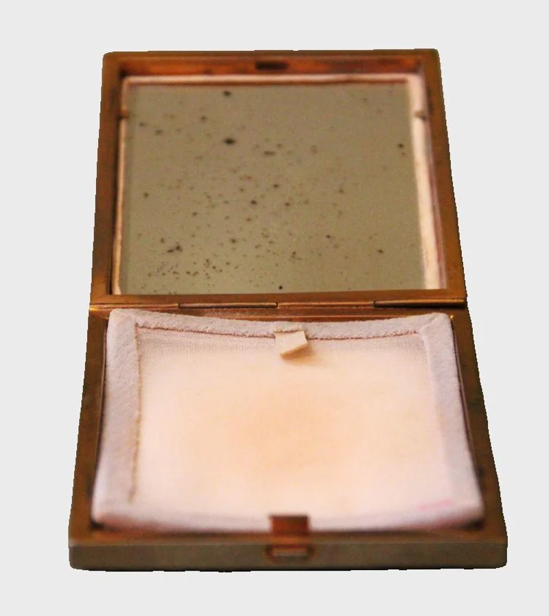 Poederdoos met leder - Diversen › Dozen en kistjes - Poederdoos in verchroomd metaal en leder.
9.5 x 8cm
1930-1950