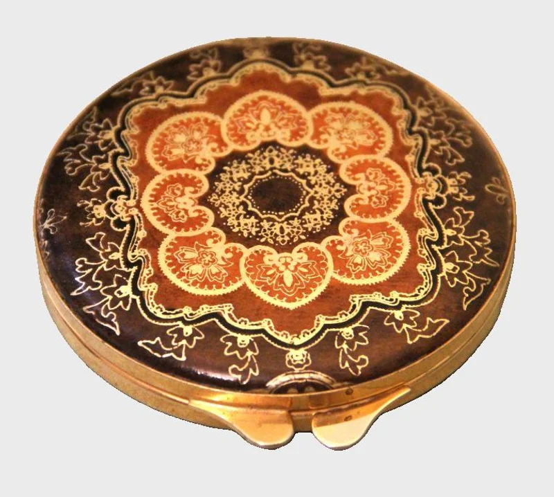 Poederdoos - Diversen › Dozen en kistjes - €35.00 - Metalen poederdoos met cloisonné versiering op het deksel.
7.5cm diameter
1930-1950