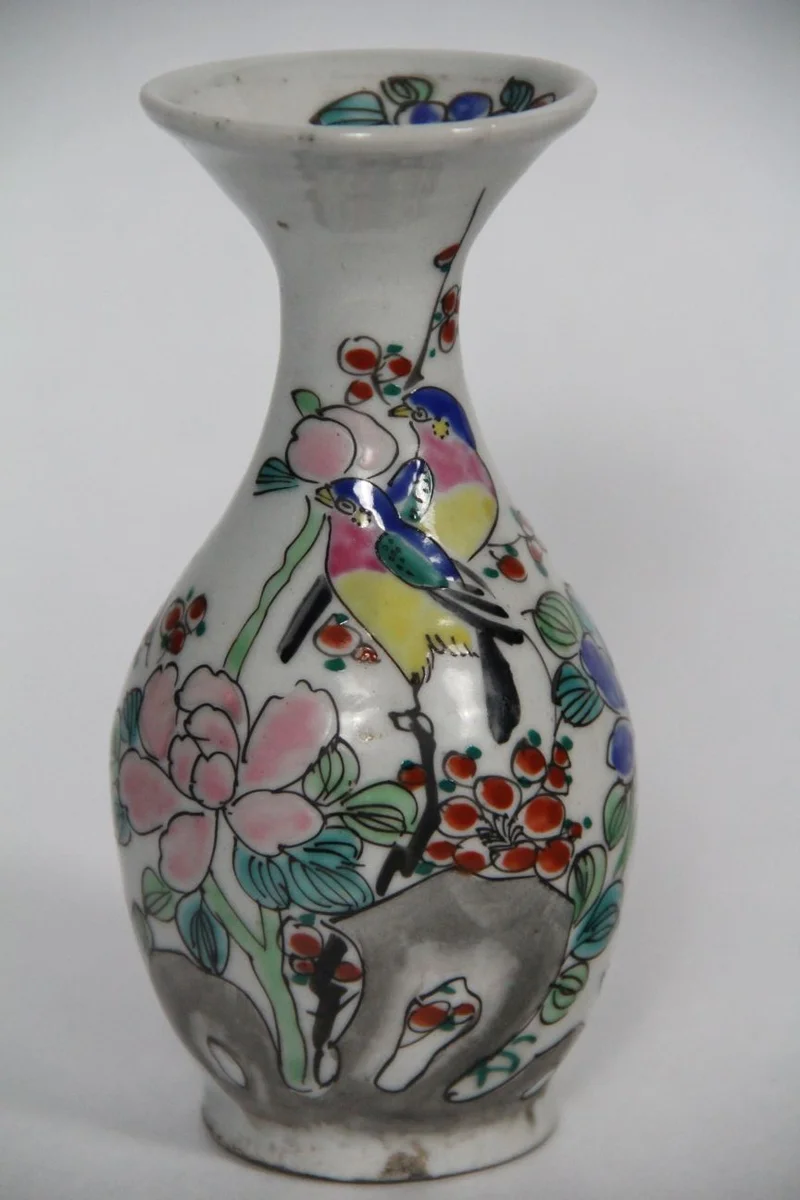 Polychroom vaasje - Porselein › Vazen - €20.00 - Klein Chinees vaasje met polychroom decor.
15cm hoog
Vermoedelijk begin 20e eeuw