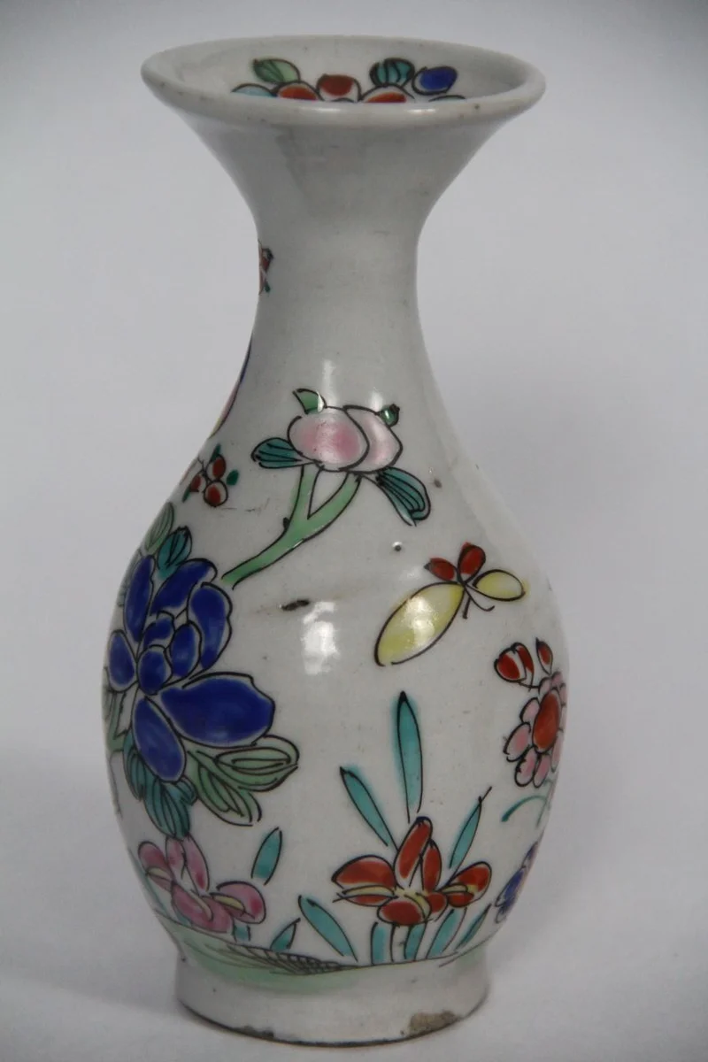 Polychroom vaasje - Porselein › Vazen - €20.00 - Klein Chinees vaasje met polychroom decor.
15cm hoog
Vermoedelijk begin 20e eeuw