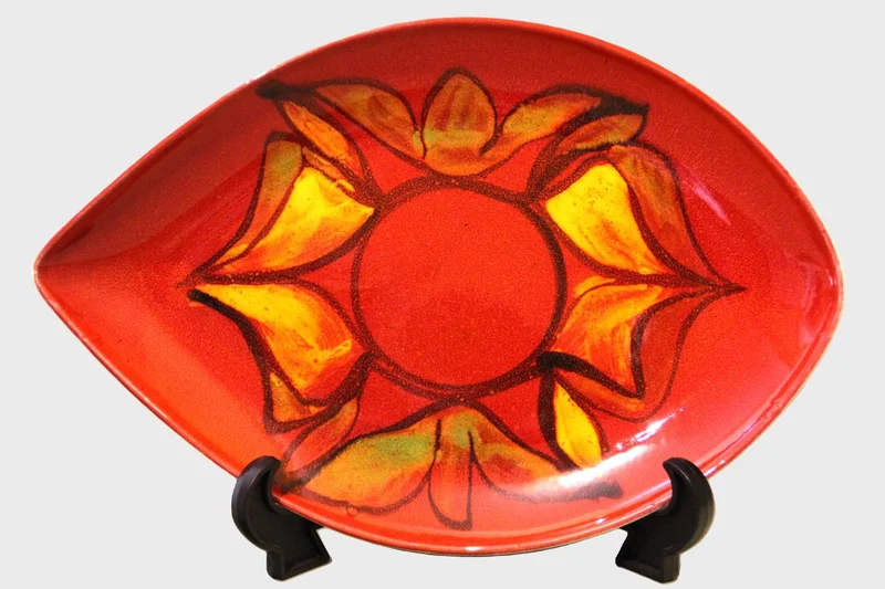 Poole schaal (4) - Porselein › Borden - €54.00 - Schaal gemerkt Poole met decor van Andree Fontana
1973-1978
20x30 cm