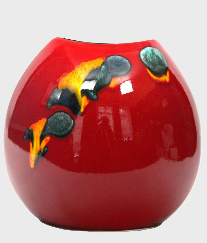 Poole vaas (1) - Porselein › Vazen - €225.00 - Vaas, gemerkt Poole
Design van Alan Clarke
24cm hoog en breed, 16cm dik
1972-2002