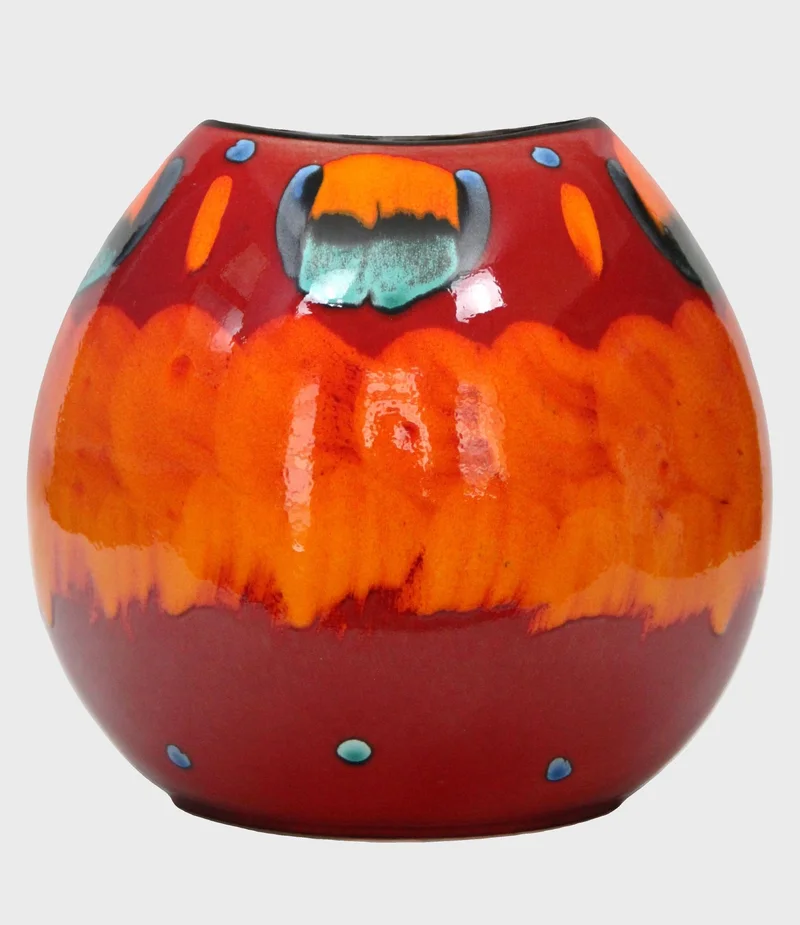 Poole vaas (2) - Porselein › Vazen - €225.00 - Gemerkt Pool
Ontwerp van Sarah Worrel
24cm hoog en breed, 16cm dik
1970