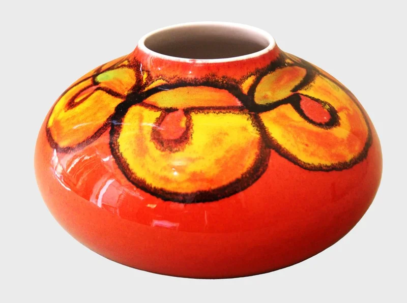 Poole vaas (3) - Porselein › Vazen - €125.00 - Gemerkt Poole England
11cm hoog, diameter 19cm
1960-1970