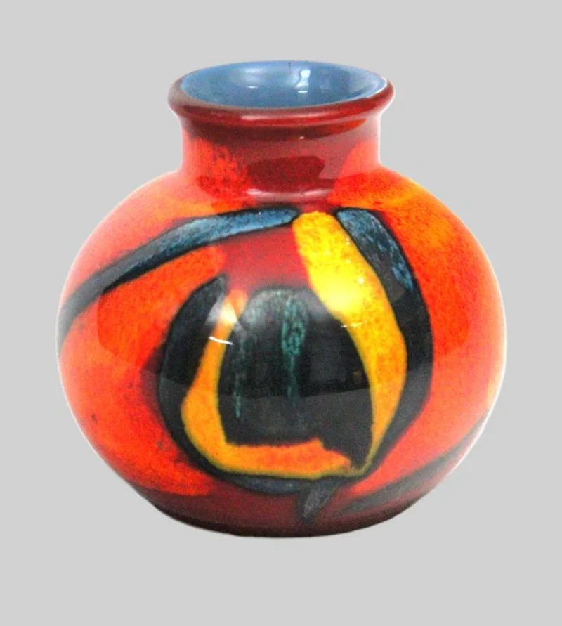 Poole vaasje - Porselein › Vazen - €45.00 - Klein vaasje gemerkt Poole
10cm diameter, 9.5cm hoog
Ca 1960/1970
