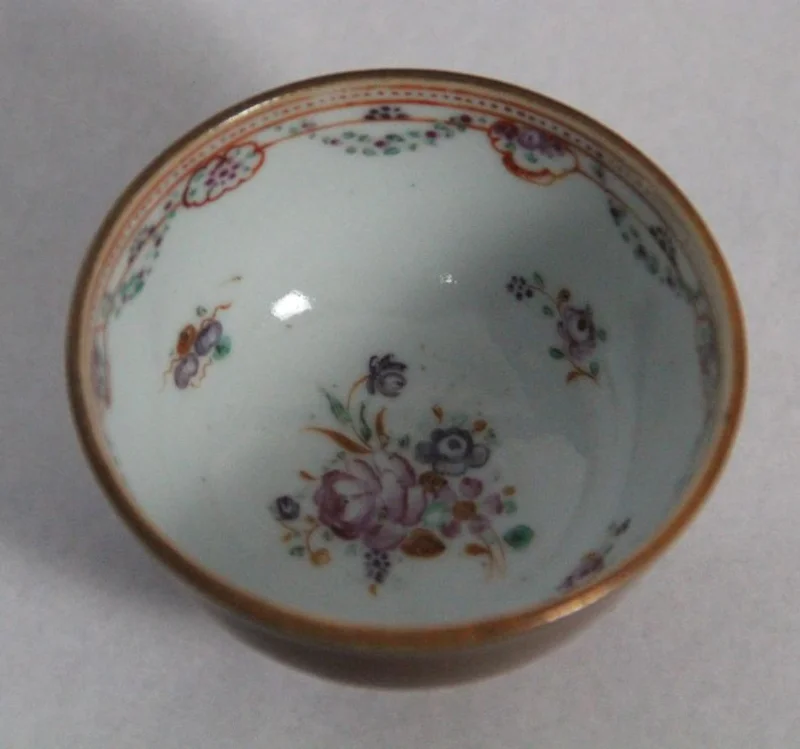 porselein schaaltje - Porselein › Schalen - €15.00 - Klein Chinees schaaltje, bruin geglazuurd aan de buitenkant en fijn bloemdecor aan de binnenkant.
7.5cm diameter; 4.5cm hoog
19e/vroeg 20e eeuw